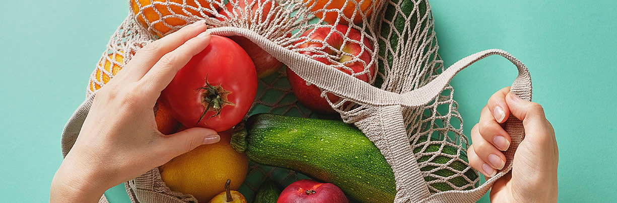 Bagging fresh fruits and vegetables